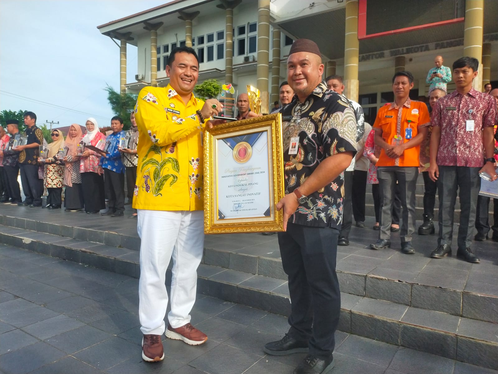 KADO AWAL TAHUN, KEPALA BAPPERIDA YAN RIZANA TERIMA TROPI, PLAKAT DAN PIAGAM PENGHARGAAN IGA 2024

